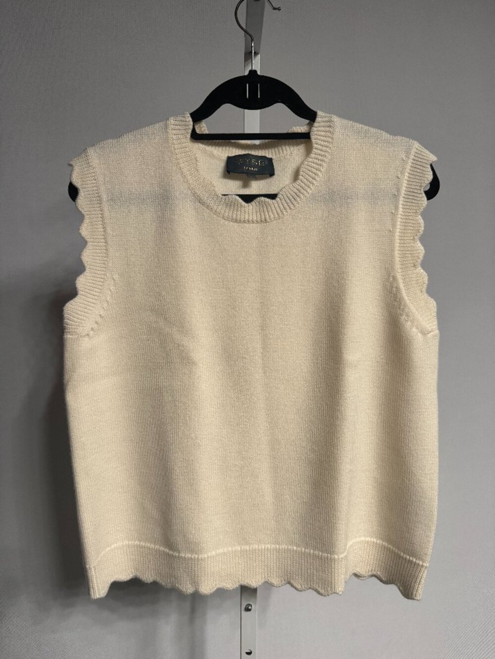 (1) Wyse London Ivory "Fleurine Scallop Tank"